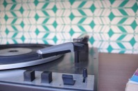 meuble-vintage-Grunding-audioprisma-hifi-radio-platine-disque-vinyle-blanc-papier-peint-bois-7
